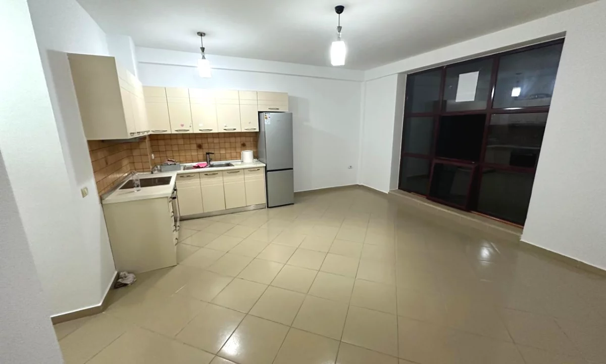 Shtepi me qera Apartament ne Tirane, 3+1, Mobilimi Pjeserisht e mobiluar, Pagesa 60,000  Leke.