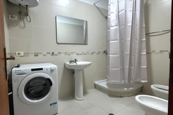 Shtepi me qera Apartament ne Tirane, 3+1, Mobilimi Pjeserisht e mobiluar, Pagesa 60,000  Leke.