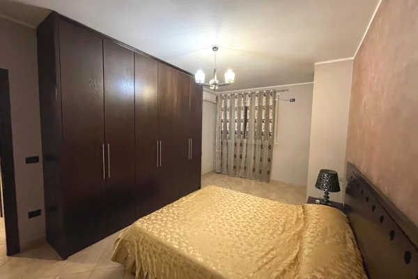 Shtepi me qera Apartament ne Tirane, 2+1, Mobilimi E mobiluar, Pagesa 700  Euro.