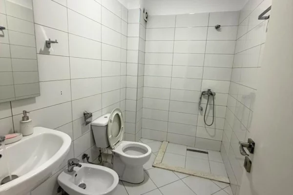 Shtepi me qera Apartament ne Tirane, 2+1, Mobilimi E mobiluar, Pagesa 700  Euro.