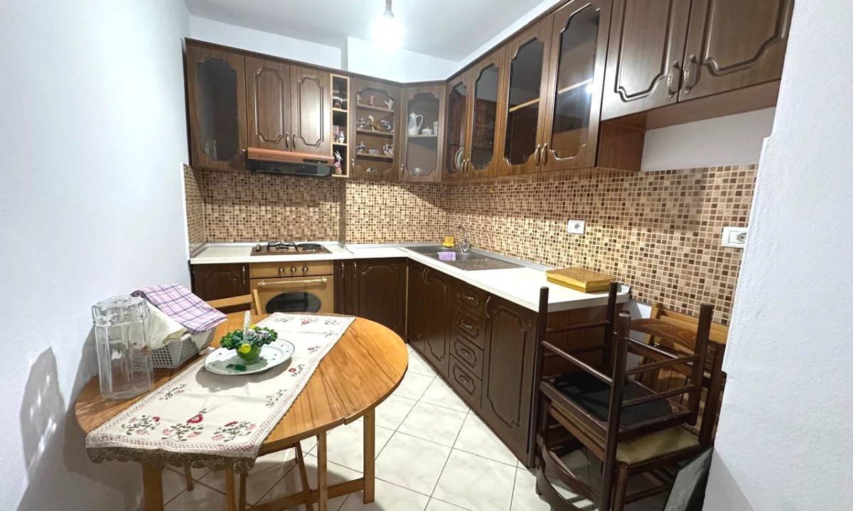 Shtepi me qera Apartament ne Tirane, 2+1, Mobilimi E mobiluar, Pagesa 40,000  Leke.