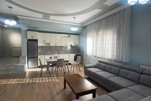 🏠Ne zonen e Ali Demit,prane Ted’s Bar jepet me qera kati i I-re i nje vile,2+1,i mobiluar70,000Leke