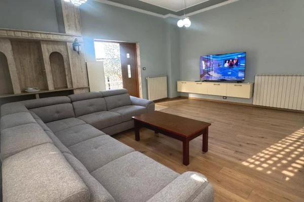 Shtepi me qera Vila Luksoze ne Tirane, 2+1, Mobilimi E mobiluar, Pagesa 70,000  Leke.