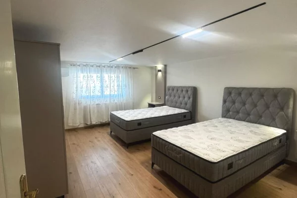 Shtepi me qera Vila Luksoze ne Tirane, 2+1, Mobilimi E mobiluar, Pagesa 70,000  Leke.