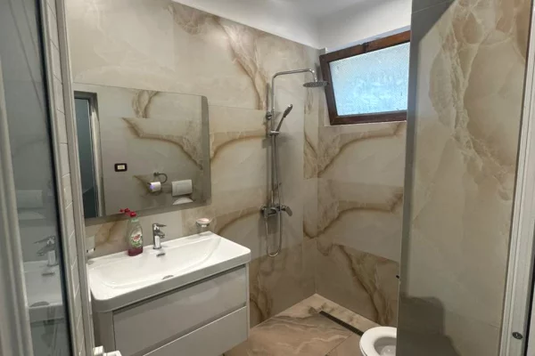 Shtepi me qera Vila Luksoze ne Tirane, 2+1, Mobilimi E mobiluar, Pagesa 70,000  Leke.