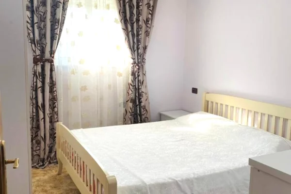 Shtepi me qera Apartament ne Tirane, 2+1, Mobilimi E mobiluar, Pagesa 600  Euro.