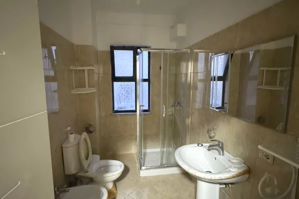 Shtepi me qera Apartament ne Tirane, 2+1, Mobilimi E mobiluar, Pagesa 70,000  Leke.