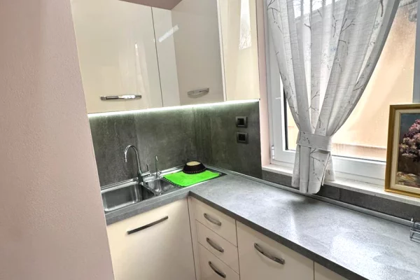 Shtepi me qera 2+1 ne Tirane - 650 Euro