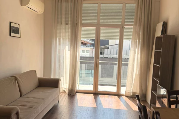 🏢Tek Zogu i Zi,prane Ring Center jepet me qera apartament 2+1+2,i mobiluar.65,000Leke  