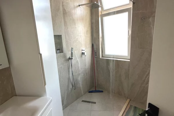 Shtepi me qera Apartament ne Tirane, 2+1, Mobilimi E mobiluar, Pagesa 1,200  Euro.