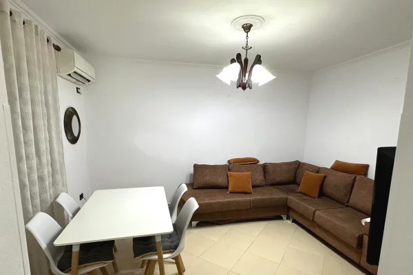 Prane Urgjences se Pediatrise,Rruga Ali Baushi jepet me qera apartament 2+1,i mobiluar.55,000 Leke