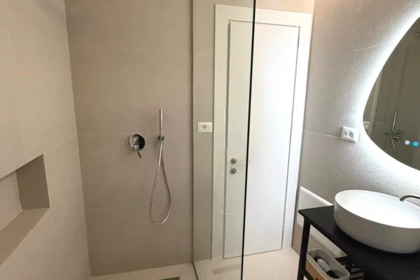 Shtepi me qera Vila Luksoze ne Tirane, 1+1, Mobilimi E mobiluar, Pagesa 85,000  Leke.