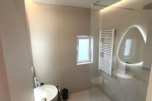 Shtepi me qera Vila Luksoze ne Tirane, 1+1, Mobilimi E mobiluar, Pagesa 85,000  Leke.