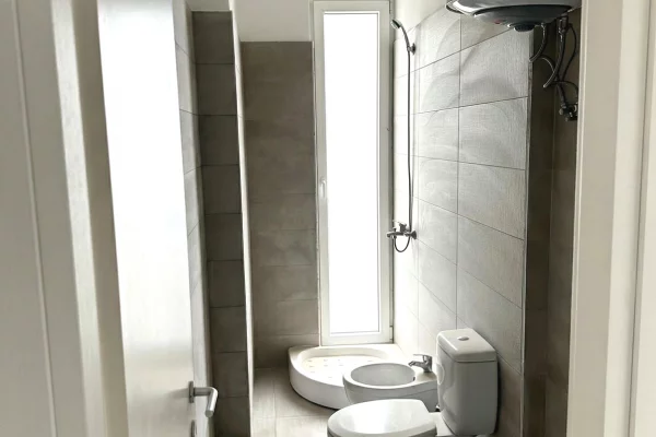 Shtepi me qera Apartament ne Tirane, 2+1, Mobilimi Pjeserisht e mobiluar, Pagesa 40,000  Leke.