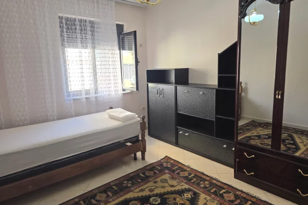 Shtepi me qera Apartament ne Tirane, 2+1, Mobilimi E mobiluar, Pagesa 50,000  Leke.