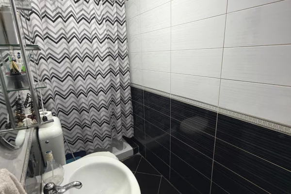 Shtepi ne shitje Apartament ne Tirane, 2+1, Mobilimi E mobiluar, Pagesa 100,000  Euro.