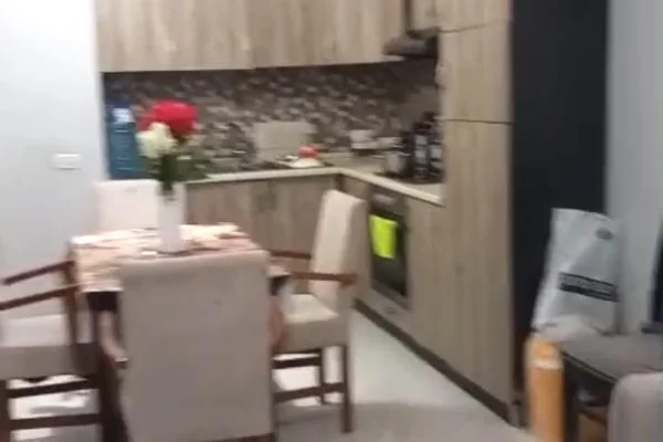 🏢Yzberisht,Pallatet E88 jepet me qera apartament 2+1+2,i mobiluar.50,000Leke 