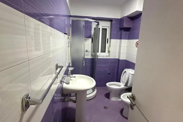 🏢Ne zonen e Myslym Shyrit,jepet me qera ambient biznesi,Bosh.700Euro