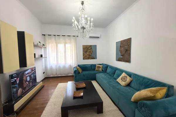 Shtepi me qera 2+1 ne Tirane - 1,200 Euro