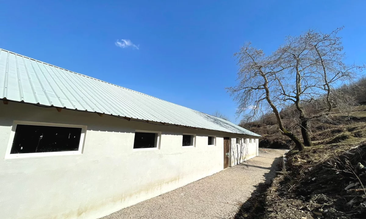 🏢Ne zonen e Djatit,jepet me qera magazine ,me siperfaqe ndertimore 700m2,Bosh 1,000Euro