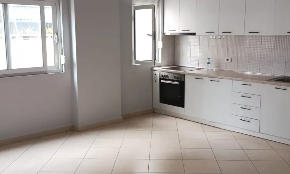 Shtepi me qera Apartament ne Tirane, 2+1, Mobilimi Pjeserisht e mobiluar, Pagesa 55,000  Leke.