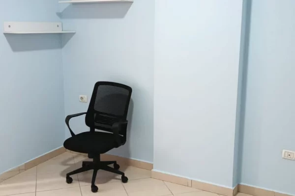Shtepi me qera Apartament ne Tirane, 2+1, Mobilimi Pjeserisht e mobiluar, Pagesa 55,000  Leke.