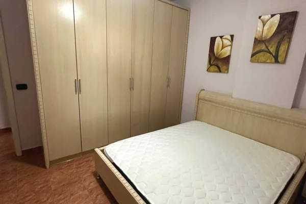 Shtepi me qera Apartament ne Tirane, 2+1, Mobilimi E mobiluar, Pagesa 50,000  Leke.