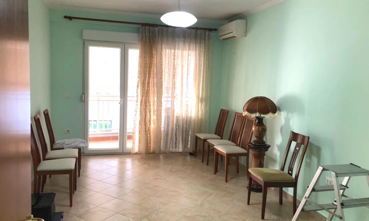 Tek Myslym Shyri,jepet me qera apartament 3+1+2+post parkimi ,pjeserisht i mobiluar 900Euro