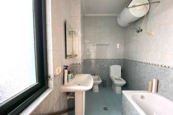 🏢Ish Ekspozita Shqiperia Sot,jepet me qera apartament3+1+2,pjeserisht i mobiluar.1,500Euro (Neto)