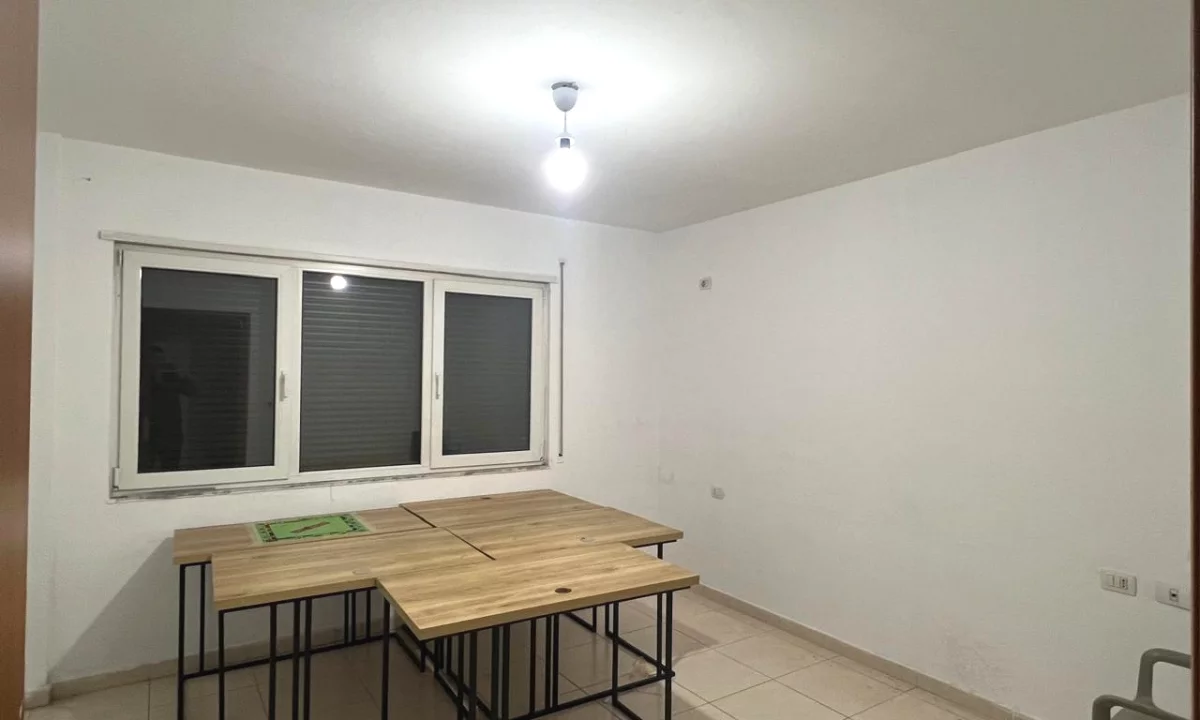 Prane Martenitetit te Ri “Koco Glozheni”jepet me qera ambient per zyra 1+1,Bosh 40,000Leke  (Neto)