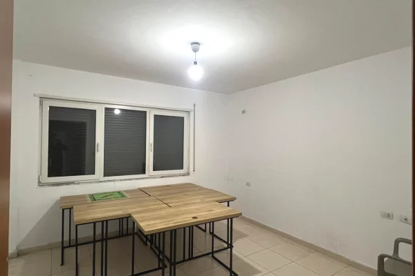 Ambient biznesi me qera 3+1 ne Tirane - 40,000 Leke