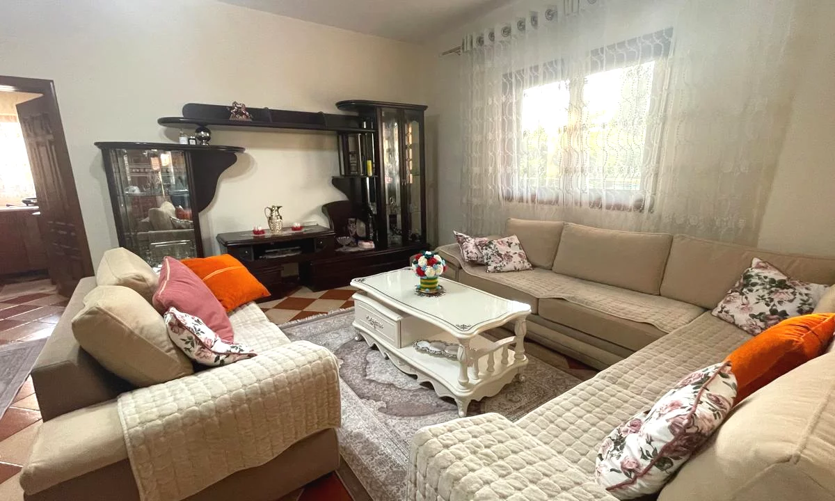 🏡Ne zonen e Alliasit jepet me qera kati i 2-te i nje vile,2+1,e mobiluar  40,000 Leke