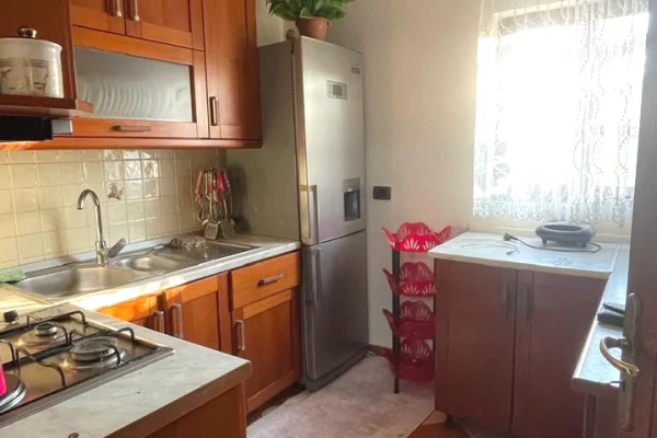 🏡Ne zonen e Alliasit jepet me qera kati i 2-te i nje vile,2+1,e mobiluar  40,000 Leke