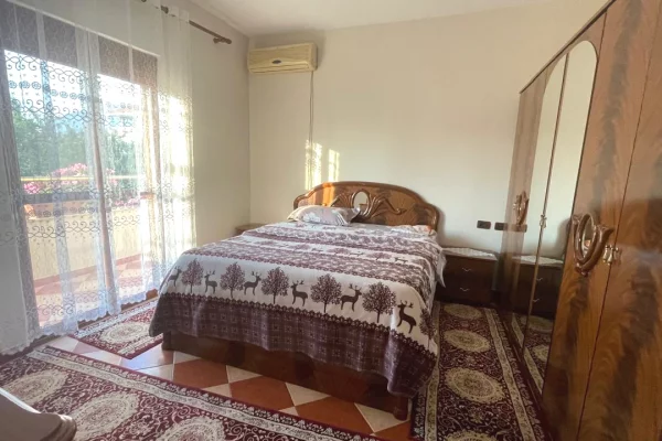 🏡Ne zonen e Alliasit jepet me qera kati i 2-te i nje vile,2+1,e mobiluar  40,000 Leke