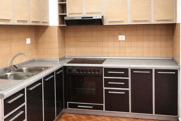 Ambient biznesi me qera 3+1 ne Tirane - 40,000 Leke