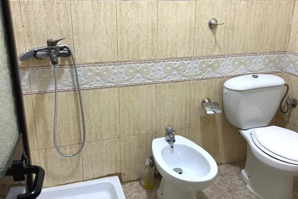 Shtepi me qera Apartament ne Tirane, 2+1, Mobilimi E mobiluar, Pagesa 50,000  Leke.