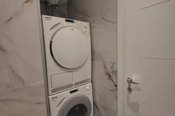 Shtepi me qera Vila Luksoze ne Tirane, 1+1, Mobilimi E mobiluar, Pagesa 600  Euro.