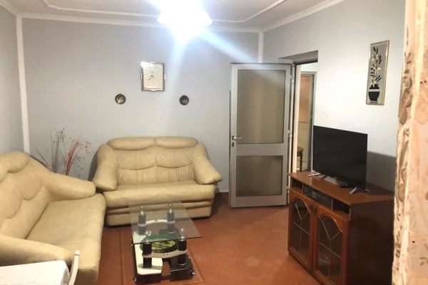 🏢Rruga Mine Peza,perballe“Harry Fultz”jepet me qera 2+1,i mobiluar.50,000Leke