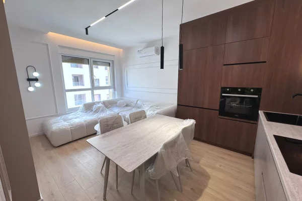 Ne zonen e Ali Demit,Rezidenca Kadiu jepet me qera apartament 1+1 e mobiluar 50,000L
