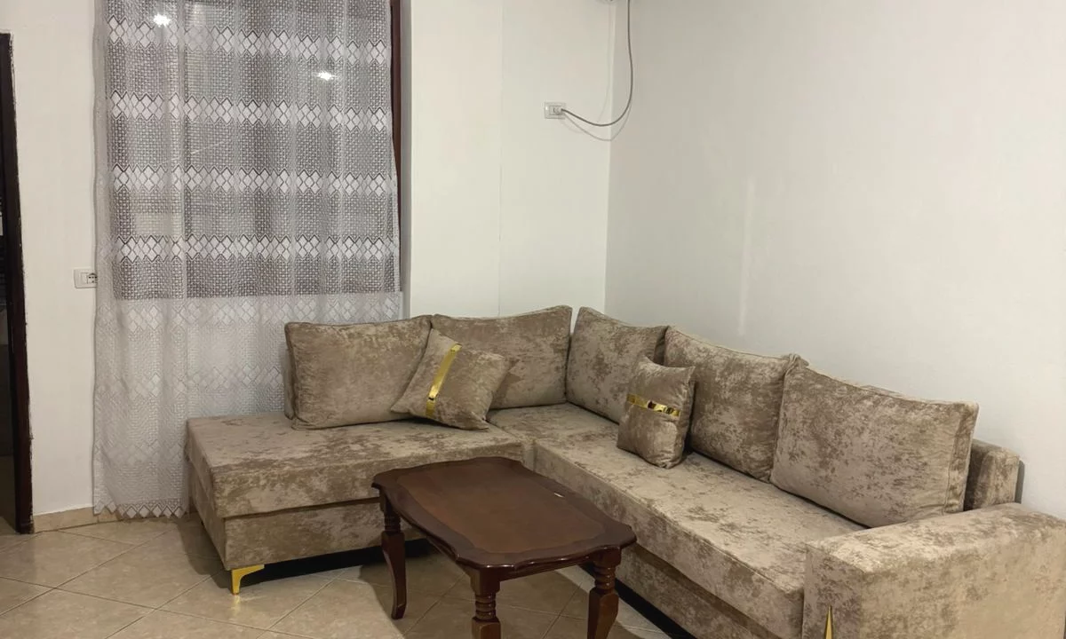 Shtepi me qera Vila Luksoze ne Tirane, 1+1, Mobilimi E mobiluar, Pagesa 400  Euro.