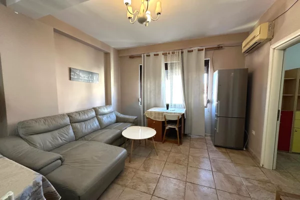 Rruga Mine Peza,jepet me qera apartament 3+1+2,i mobiluar  70,000Leke