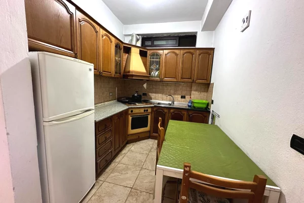 Shtepi me qera Apartament ne Tirane, 3+1, Mobilimi E mobiluar, Pagesa 70,000  Leke.