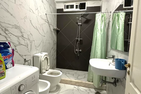 Shtepi me qera Apartament ne Tirane, 3+1, Mobilimi E mobiluar, Pagesa 70,000  Leke.