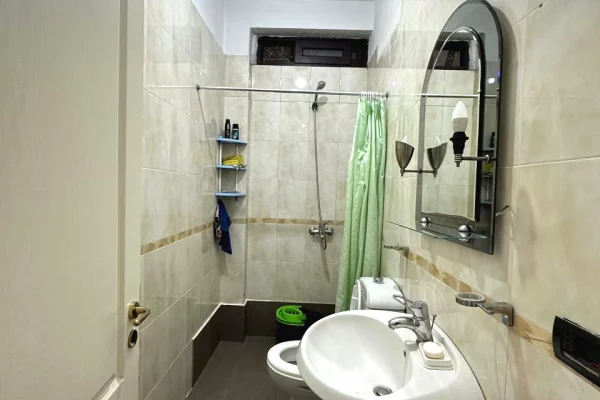 Shtepi me qera Apartament ne Tirane, 3+1, Mobilimi E mobiluar, Pagesa 70,000  Leke.