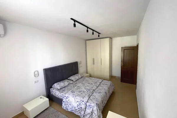 Shtepi me qera Apartament ne Tirane, 2+1, Mobilimi E mobiluar, Pagesa 75,000  Leke.