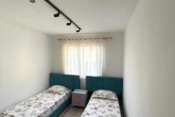 Shtepi me qera Apartament ne Tirane, 2+1, Mobilimi E mobiluar, Pagesa 75,000  Leke.