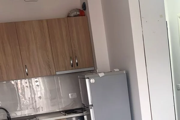 Rruga 5 Maji,prane Concord Center jepet me qera apartament 1+1,i mobiluar 40,000L