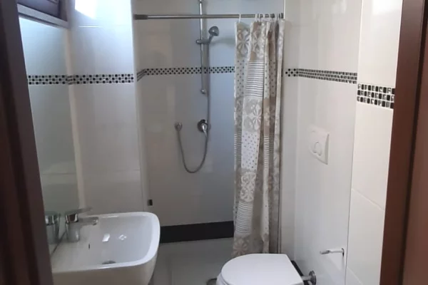 🏢Ish Kinostudio,jepet me qera garsoniere 35m2,e mobiluar.30,000LEKE  