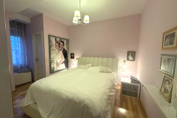 Shtepi ne shitje Apartament ne Tirane, 2+1, Mobilimi E mobiluar, Pagesa 254,000  Euro.