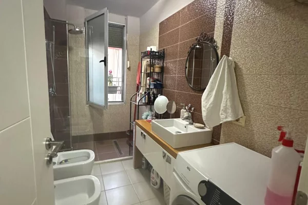 Shtepi ne shitje Apartament ne Tirane, 2+1, Mobilimi E mobiluar, Pagesa 254,000  Euro.